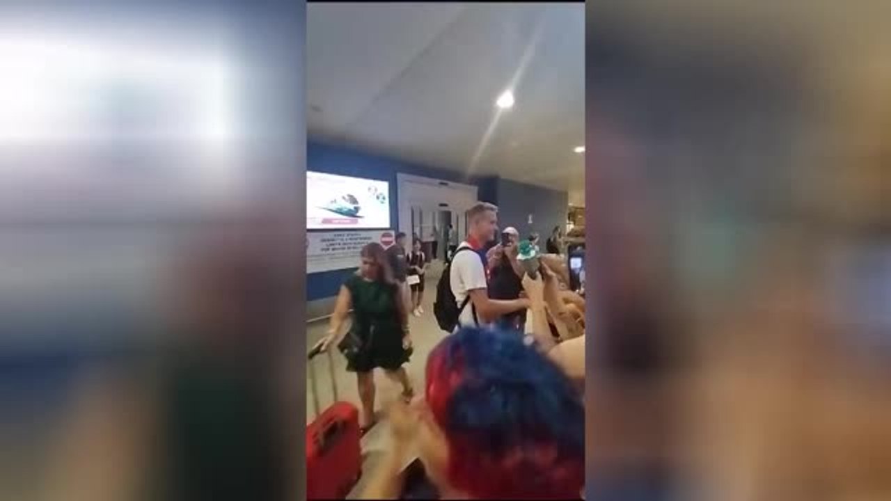 Jankto wird von Cagliari-Fans empfangen