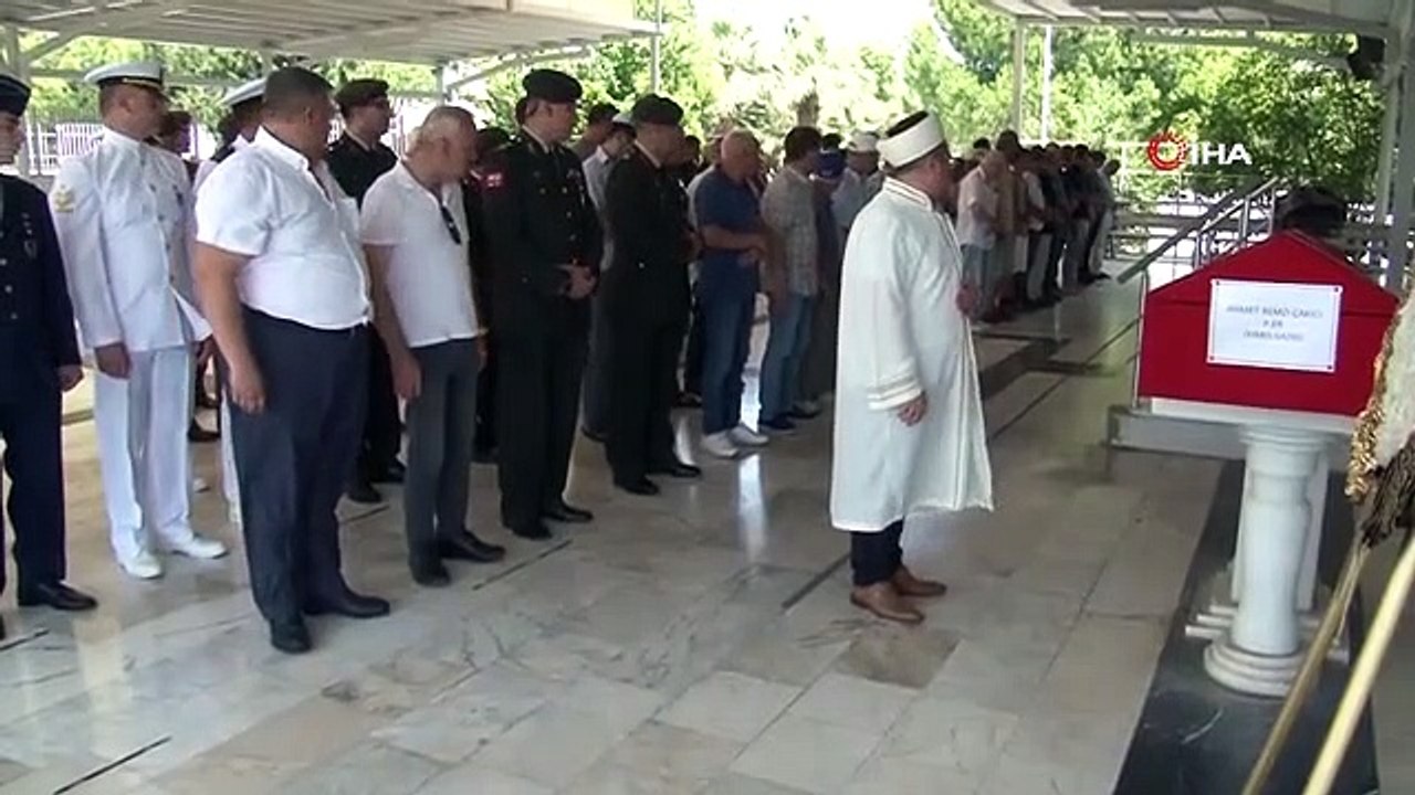 Des soldats font leurs adieux au vétéran orphelin de Chypre lors de son dernier voyage