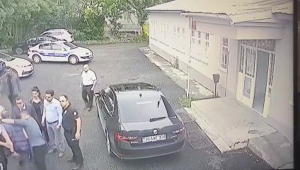 Koruması gazeteciyi dövdü, kaymakam izledi