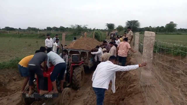 नागौर के रियांबड़ी क्षेत्र में अवैध बजरी परिवहन पर कार्रवाई, एक दर्जन से अ​धिक ट्रैक्टर-ट्रॉली पकड़े, देखें Video