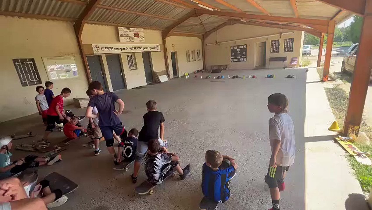 Stage initiation skate