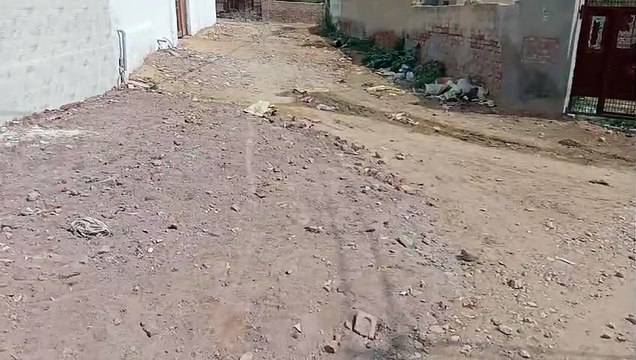 सड़कों पर बड़े गड्ढे़, सीवर के ढक्कन ऊपर, हिचकोले खा रहे वाहन, निकलना हुआ दूभर
