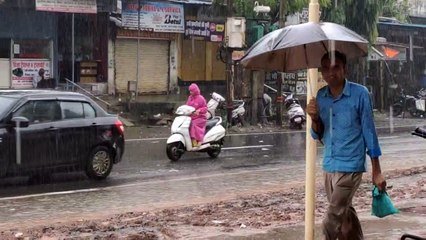 बारिश से सडक़े पानी में डूबी