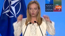 Meloni sorride durante domanda su politica interna dopo Nato e sarcastica dice: Non me l'aspettavo