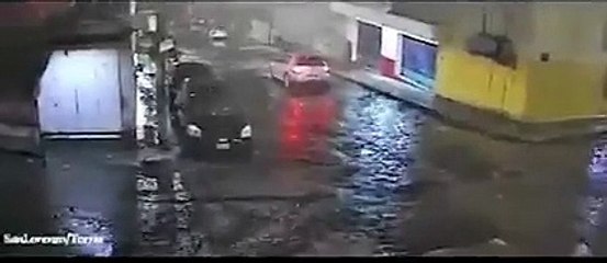 Mujer grita desesperada tras ser asaltada y persigue a los hechores