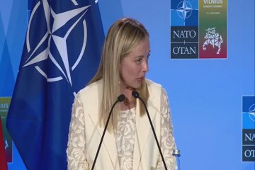 Giorgia Meloni, stanchezza e 'mal di piedi': il fuorionda in conferenza - Video