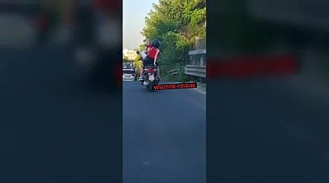In tre sullo scooter