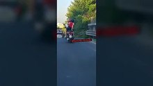 In tre sullo scooter