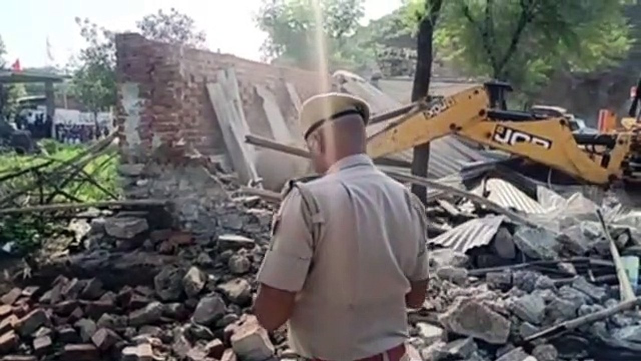 जयपुर कमिश्नरेट : हिस्ट्रीशीटर राहुल मीणा की अवैध सम्पत्ति पर चला बुलडोजर : देखें वीडियो