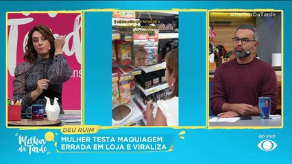 Deu ruim! Mulher testa maquiagem errada em loja e viraliza