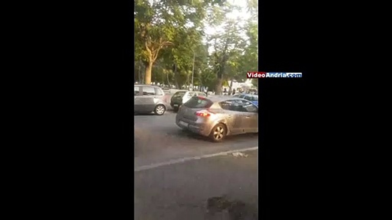 Andria: lunga coda d'auto in viale Gramsci, i pedoni riescono a percorrerla più rapidamente
