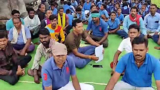 शिक्षक की मांग को लेकर आक्रोशित पालकों ने धमनी स्कूल में जड़ा ताला