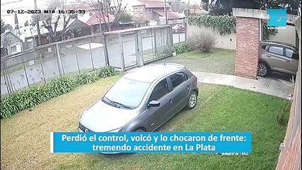 Perdió el control, volcó y lo chocaron de frente