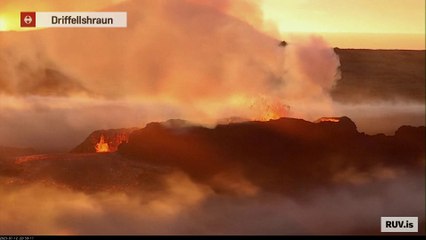 صور مباشرة لبركان أيسلندا والذي يواصل إطلاق حممه لليوم الثالث على التوالي