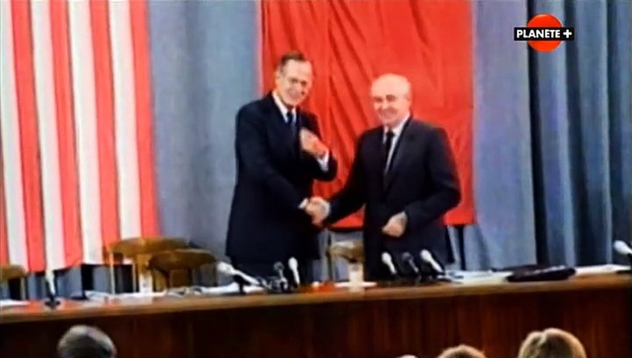 Une autre histoire de l'Amérique, par Oliver Stone - 09l10 - Bush et Clinton, le triomphalisme américain, le nouvel ordre mondial (USA.2012)_Planète.2014-02-13_clo2