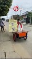 Mujer llega a su graduación en la carreta con que su esposo vende en las calles