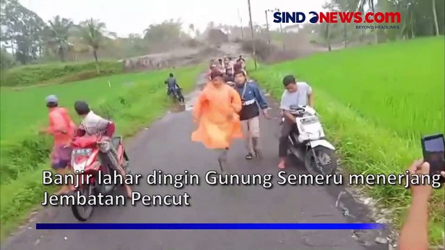 Viral! Hendak Selamatkan Motor, Remaja Nyaris Terseret Banjir Lahar Dingin Gunung Semeru
