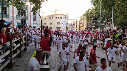 Cogida en el callejón en el encierro de Pamplona