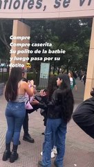 ¡Todo un emprendedor! Joven vende polos rosados frente a caja de 'Barbie'