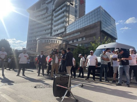 Tanju Özcan, CHP önüne koltuk fırlattı: Kılıçdaroğlu al bu koltuğu git evinde otur