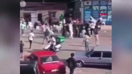 Sokak düğününde sandalyeler havada uçuştu