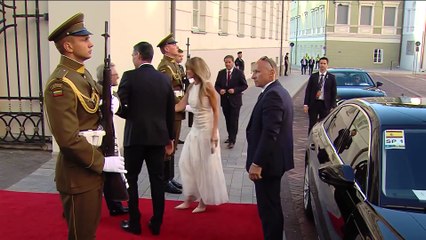 Sánchez acude junto a su esposa al acto nocturno con el resto de miembros de la OTAN