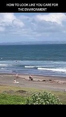 Une influenceuse fait semblant de nettoyer la plage