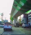 اللحظة المرعبة لانهيار جسر قيد الإنشاء على قائدي المركبات في بانكوك
