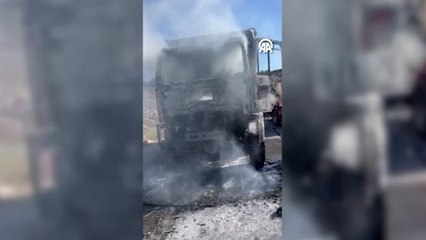 Seyir halindeki kamyon yandı