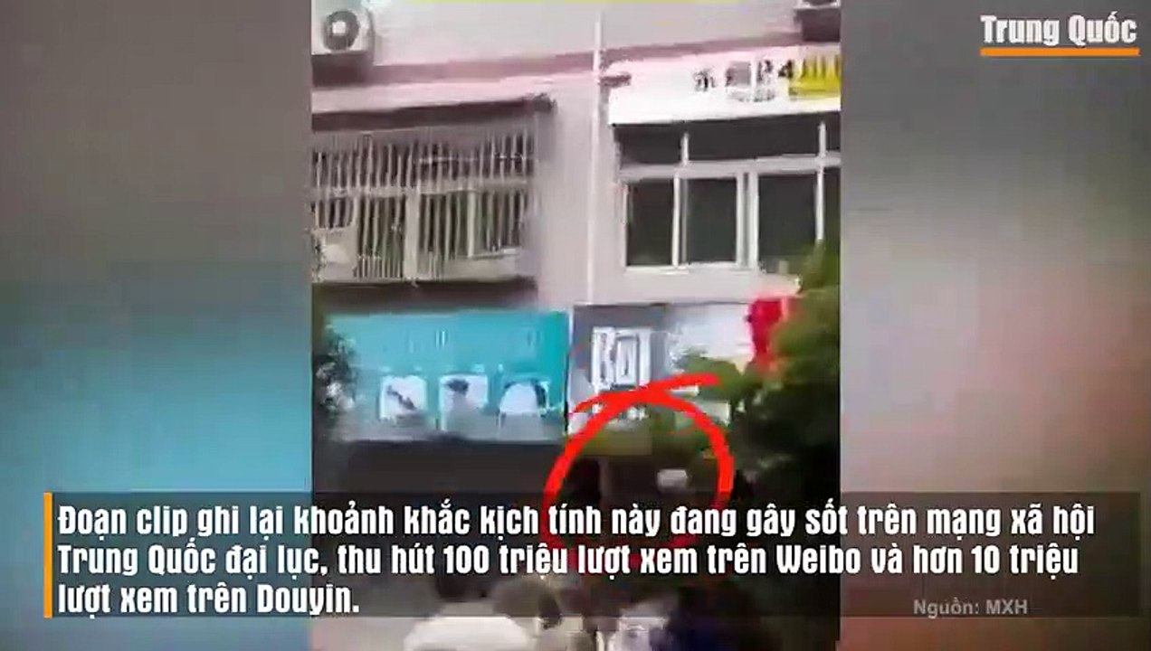 Cháy chung cư, người mẹ buộc thả con mới sinh từ tầng 4 với hy vọng sống mong manh