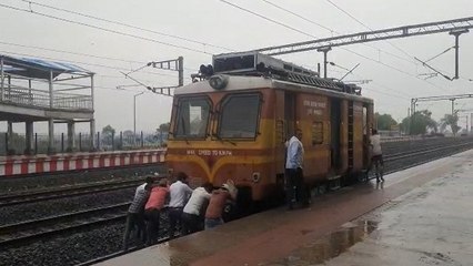 गजब नजारा: प्लेटफॉर्म पर इंजन बंद, लोगों ने धक्का देकर पटरी से हटाया, रेलवे यार्ड में ले गए