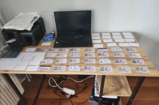 30 bin Euro'ya sahte pasaport yapan çeteye polis baskını