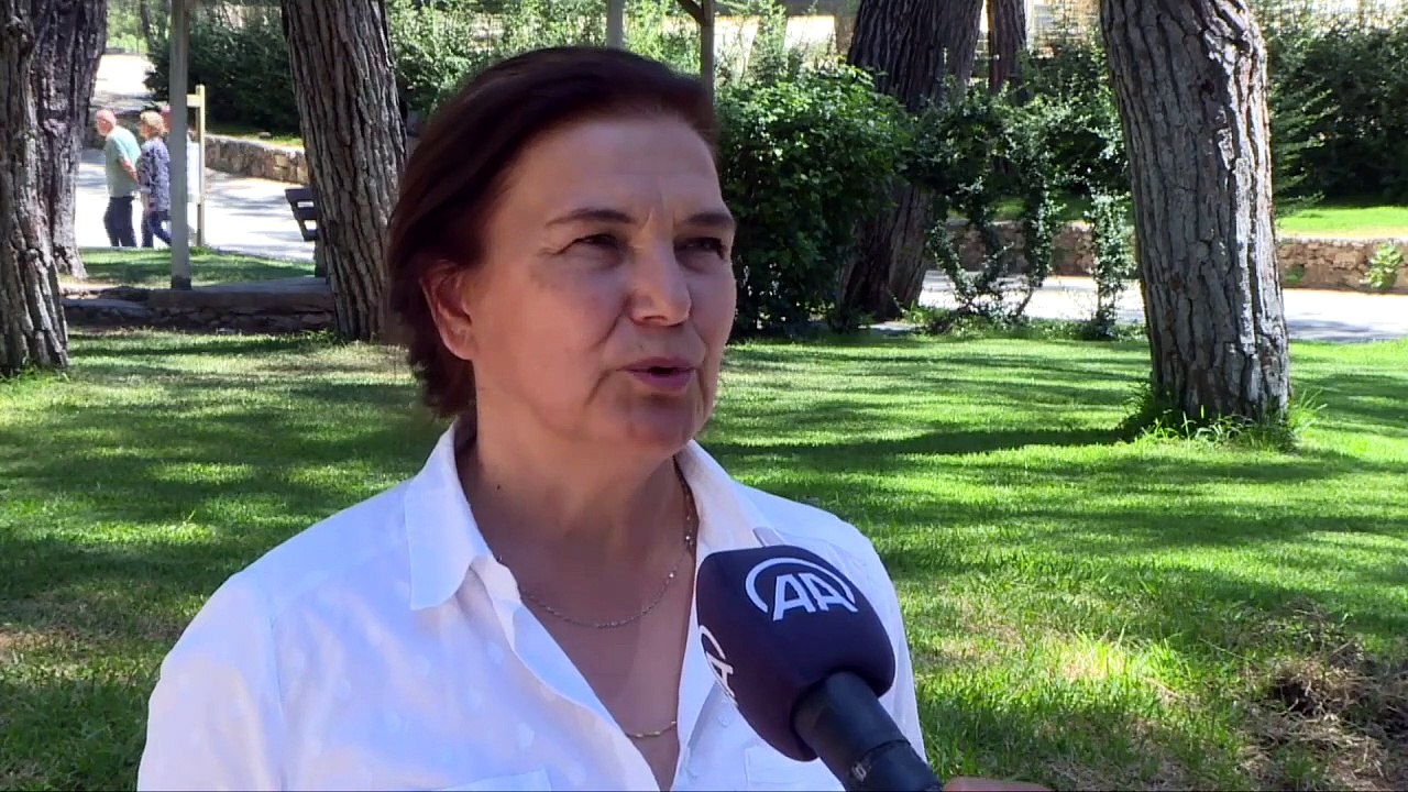 Antalya Doğal Yaşam Parkı'ndaki Hayvanlar Buzlu Meyve Kokteyli ile Serinletiliyor