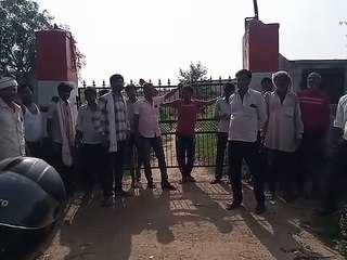 दौसा. ग्रामीणों ने दूसरे दिन भी की विद्यालय के तालाबंदी