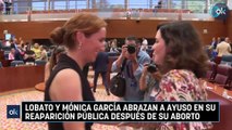 Lobato y Mónica García abrazan a Ayuso en su reaparición pública después de su aborto