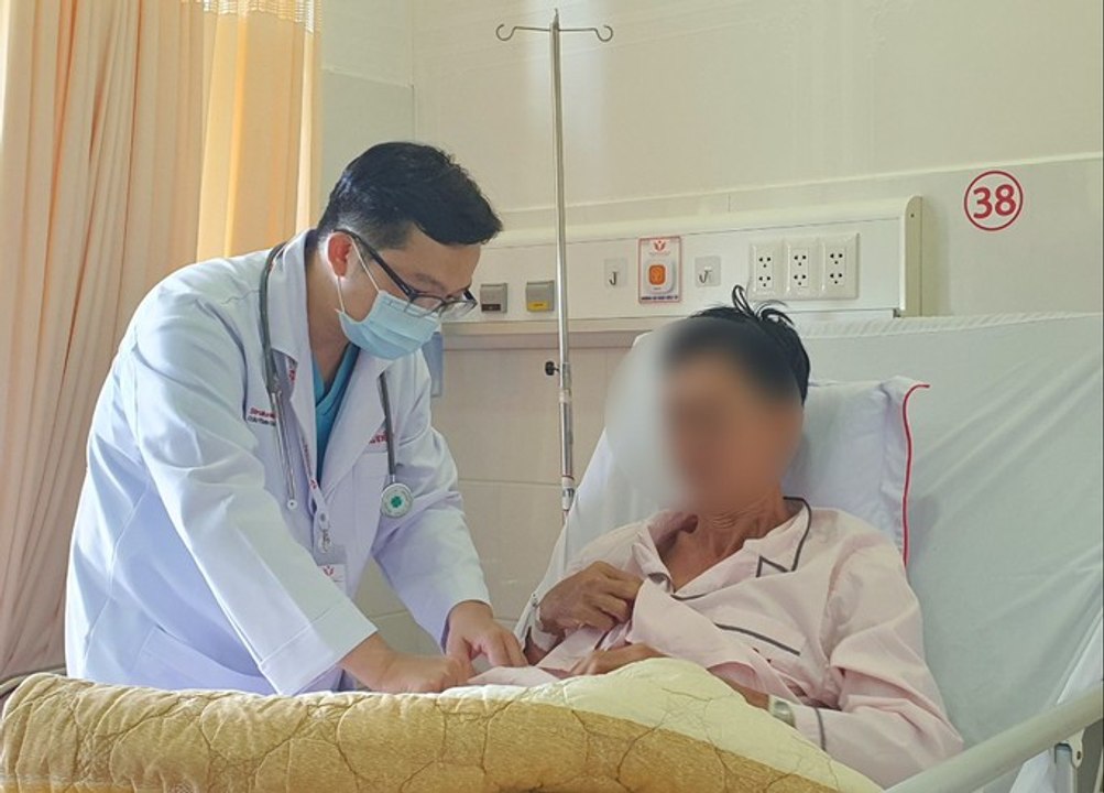 Cứu sống người đàn ông ngưng tim, ngưng thở rồi ngã gục ra đường