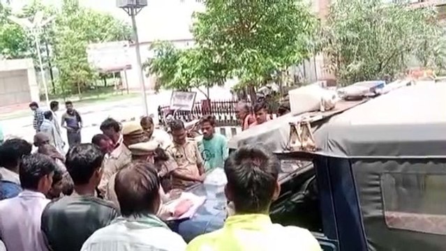 Chitrakoot Sadak Hadsa Video : साइकिल को धक्का मार पलट गई कार, दरोगा सहित साइकिल सवार की मौत, अब मची है चीख पुकार