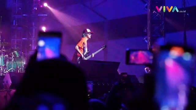 Jiwa Muda Jokowi-Iriana Bergejolak dalam Konser Band GIGI