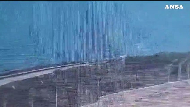 Aereo esce di pista durante l'atterraggio, l'incidente all'aeroporto di Mogadiscio