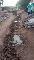 पाइप बिछाने के लिए गलियों में गड्ढा खोदकर छोड़ा, ग्रामीणों को आने-जाने में हो रही भारी परेशानी