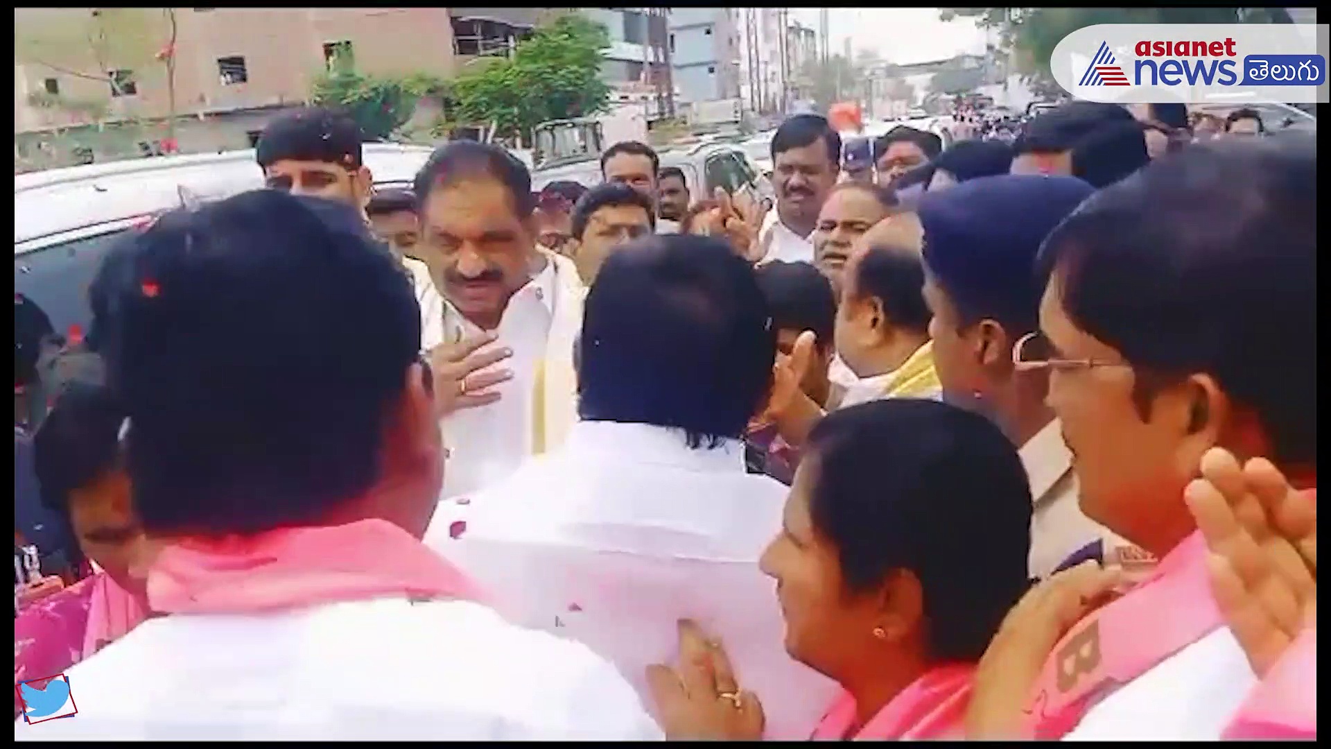 కరీంనగర్ లో ఉద్రిక్తత... బిజెపి, బిఆర్ఎస్ శ్రేణుల పోటాపోటీ నినాదాలు