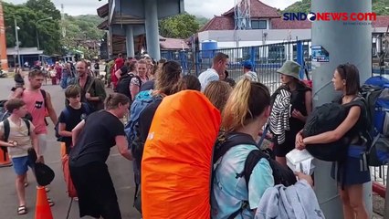 Скачать видео: Pelabuhan Padang Bai Ditutup Akibat Cuaca Buruk, Aktivitas Penyeberangan Ditunda