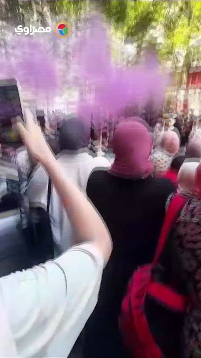 زغاريد ورقص.. احتفالات طلاب الثانوية العامة بانتهاء الامتحانات أمام مدرسة المنيرة