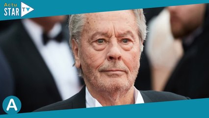 "Si je ne l'avais pas dit..." : Alain Delon présentant Hiromi Rollin comme sa "compagne" ? Il clarif