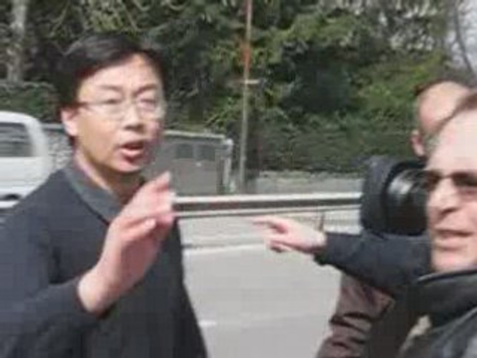 Castagne devant la mission de Chine