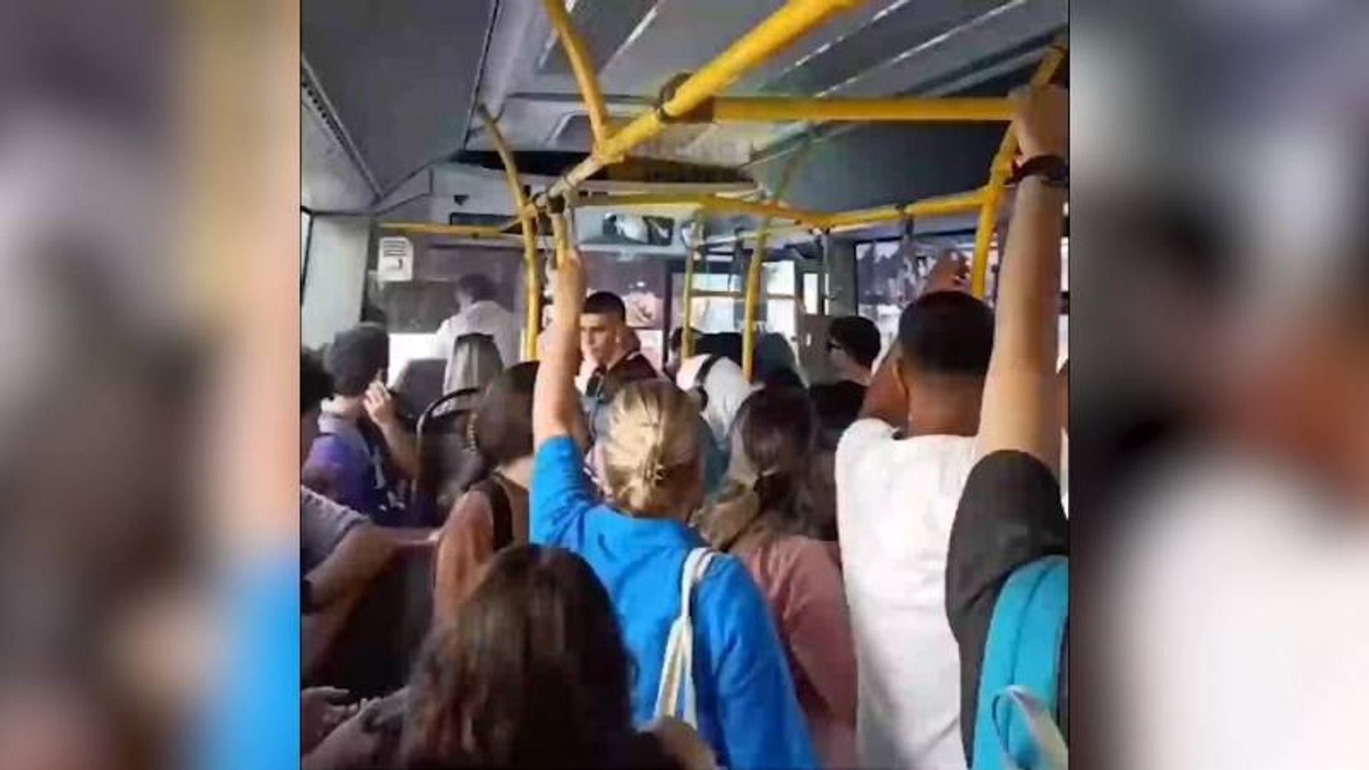 Klimaları açmadı diye sitem eden yolculara kızdı, aracı bırakıp gitti -  Dailymotion Video