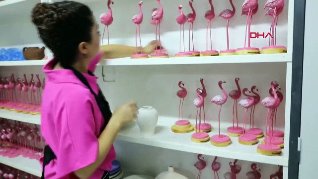 Des tasses produites dans l'atelier de céramique de Van sont présentées aux couples nouvellement mariés