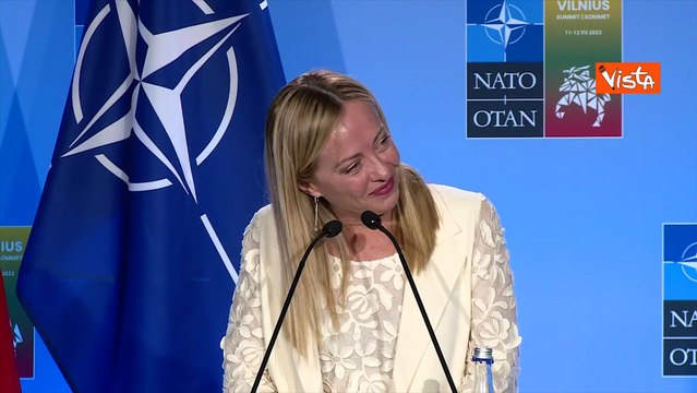 Meloni sui tacchi alti al vertice Nato, il fuorionda della premier: Mi fanno malissimo i piedi