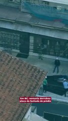 Em BC, ventania derrubou placa da fachada de prédio