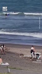 Download Video: Influencer smascherata mentre finge di pulire la spiaggia